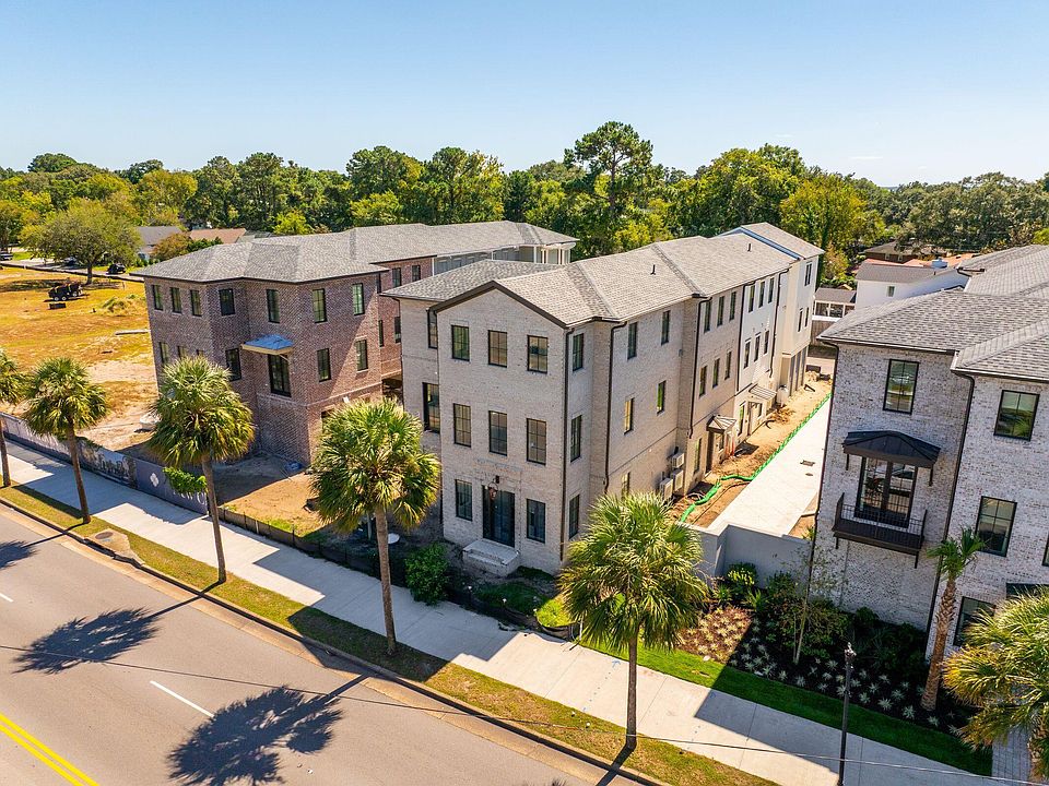 1st image of 303 Queens Ct #1
