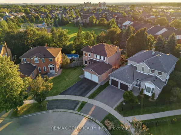 38 Silverbirch Pl, Whitby, ON L1R 1X6