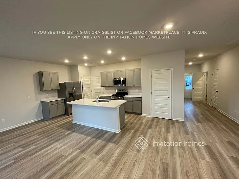 555 Torrey Pines Ln — Photo 3