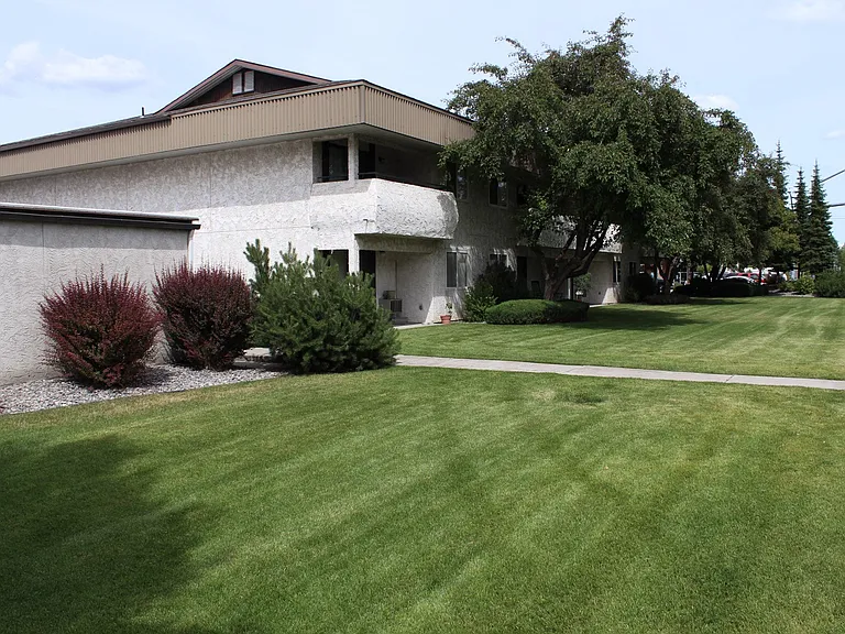 Lyons Court Apartments — Photo 17