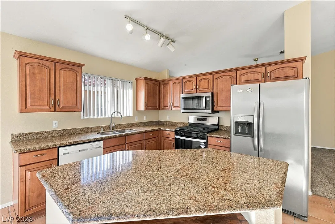 4 bed, 2.0 bath, 1417 sqft, $2,000 — Photo 4