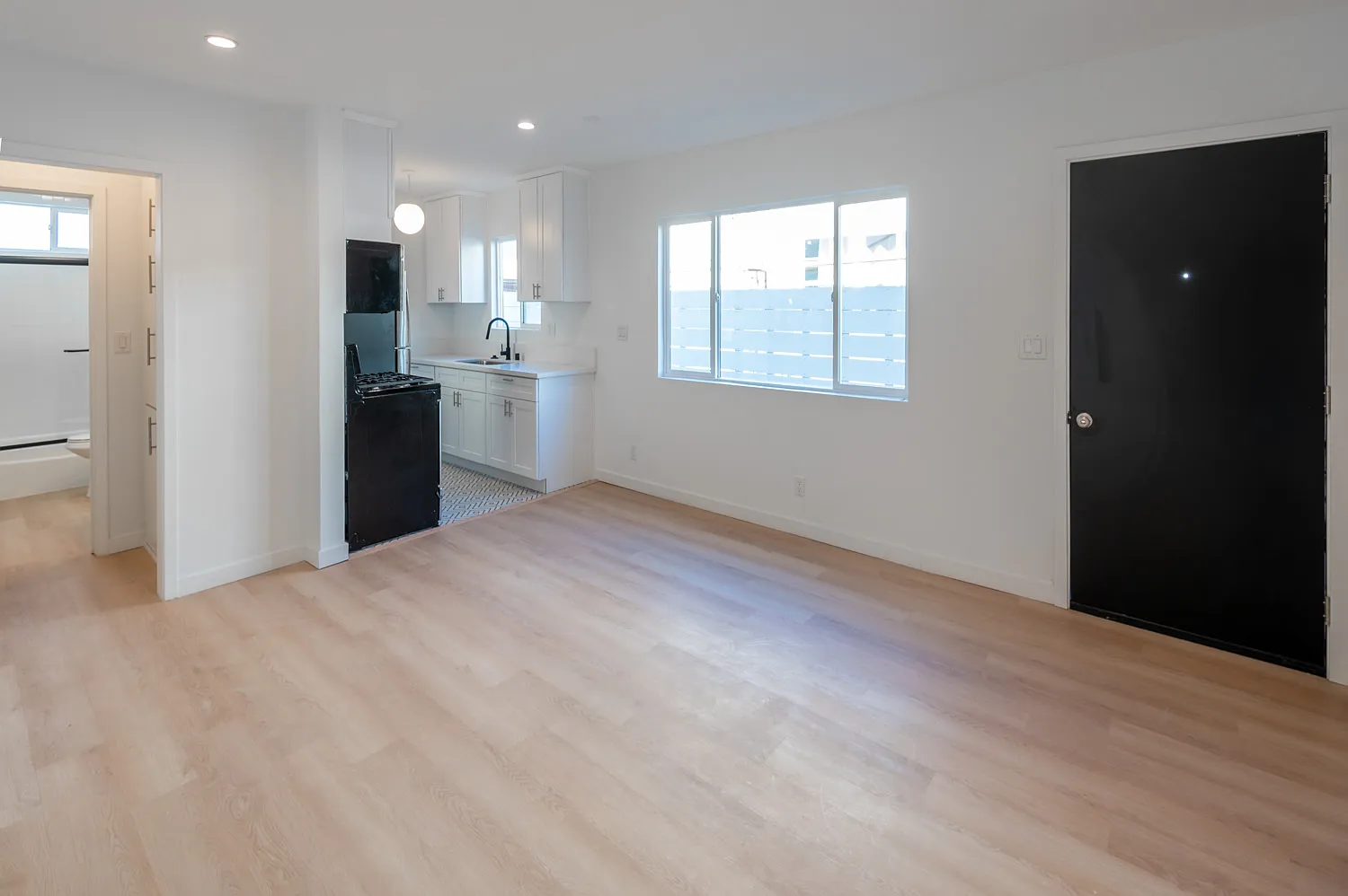 Newly Renovated 1BR/1BA in West Adams | In-Unit Washer/Dryer + Parking Available — Photo 4