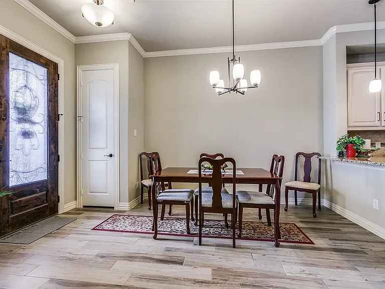813 Newhaven Dr — Photo 3