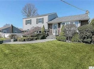 10 Frost Ln, Greenlawn, NY 11740