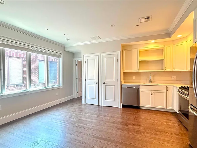 371 Main St #8 — Photo 2