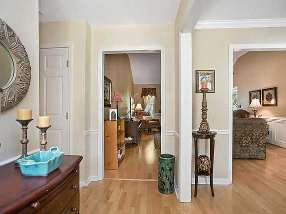 5th image of 532 Waterford Dr
