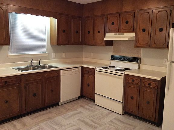 Kitchen w/ dishwasher