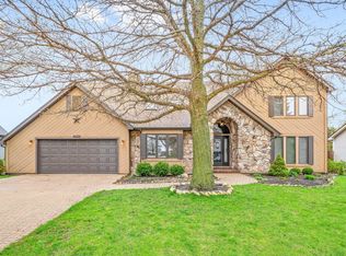 1027 Foxpointe Dr, Sycamore, IL 60178