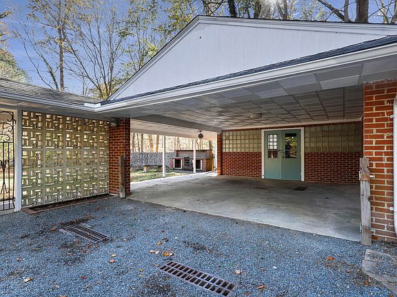 4th image of 113 N Estes Dr