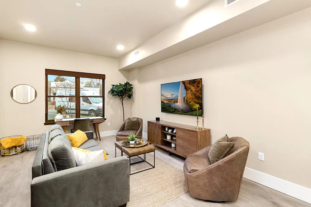 Studio, 650 sqft, $2,400 — Photo 4