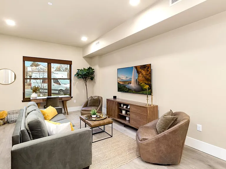 302 N Meldrum St #102 — Photo 4