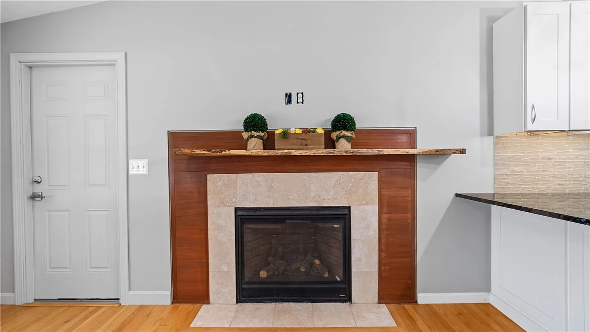 3 bed, 1.0 bath, 1008 sqft, $3,800 — Photo 4