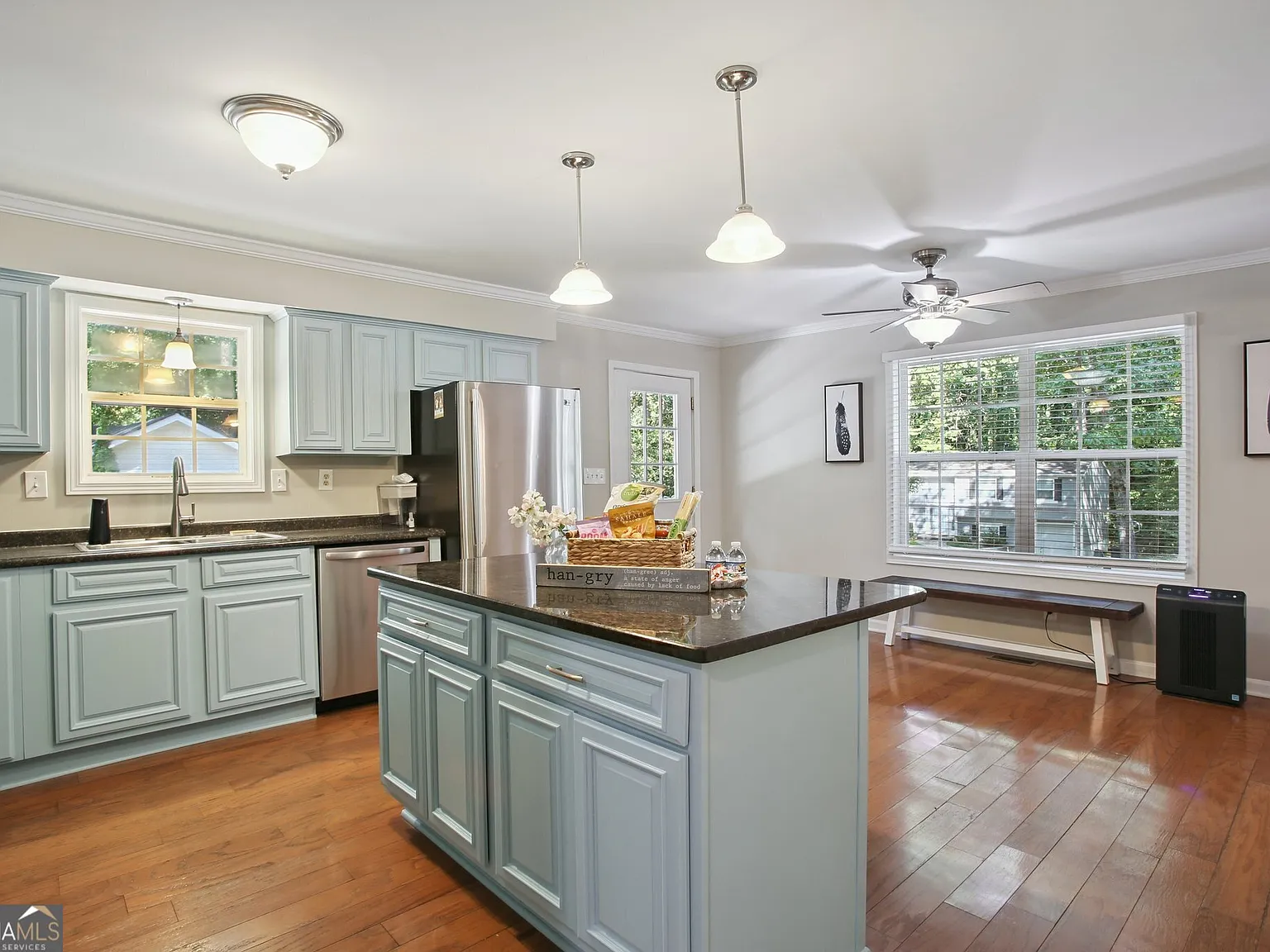 3 bed, 2.0 bath, 2017 sqft, $4,000 — Photo 3