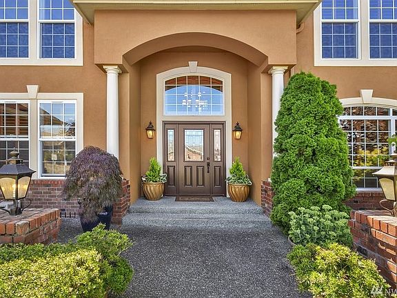 Stunning, Manicured, Entrance