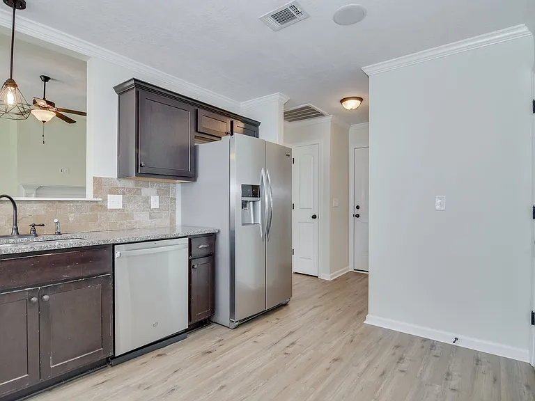901 Avalon Ct — Photo 16