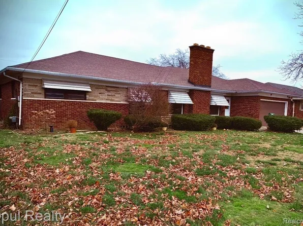 22441 Lakecrest St, Saint Clair Shores, MI 48081
