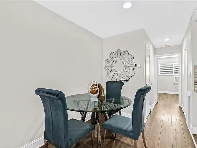 Royal Oak Place Apartments — Photo 12