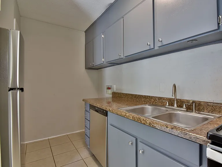 Shoreham Apartments — Photo 6