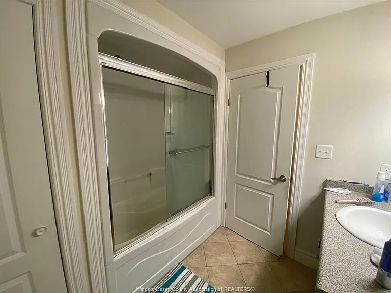 4518 Helsinki Cres — Photo 11