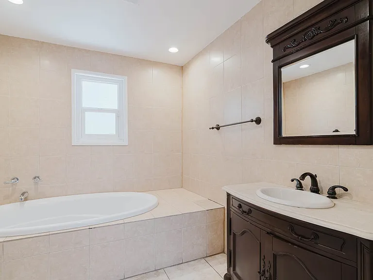 13856 Runnymede St — Photo 26