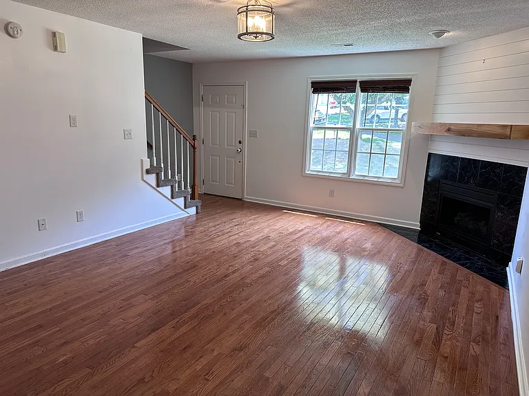 118 Glenstone Ct — Photo 3