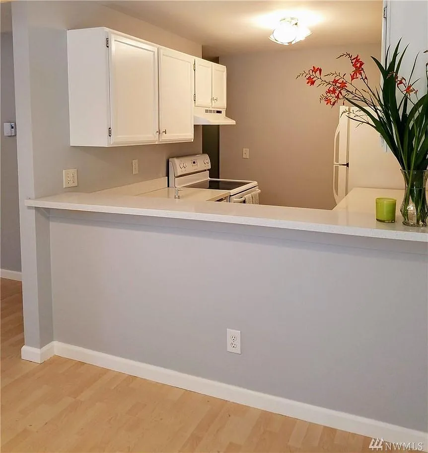 2 bed, 1.5 bath, 921 sqft, $2,500 — Photo 2