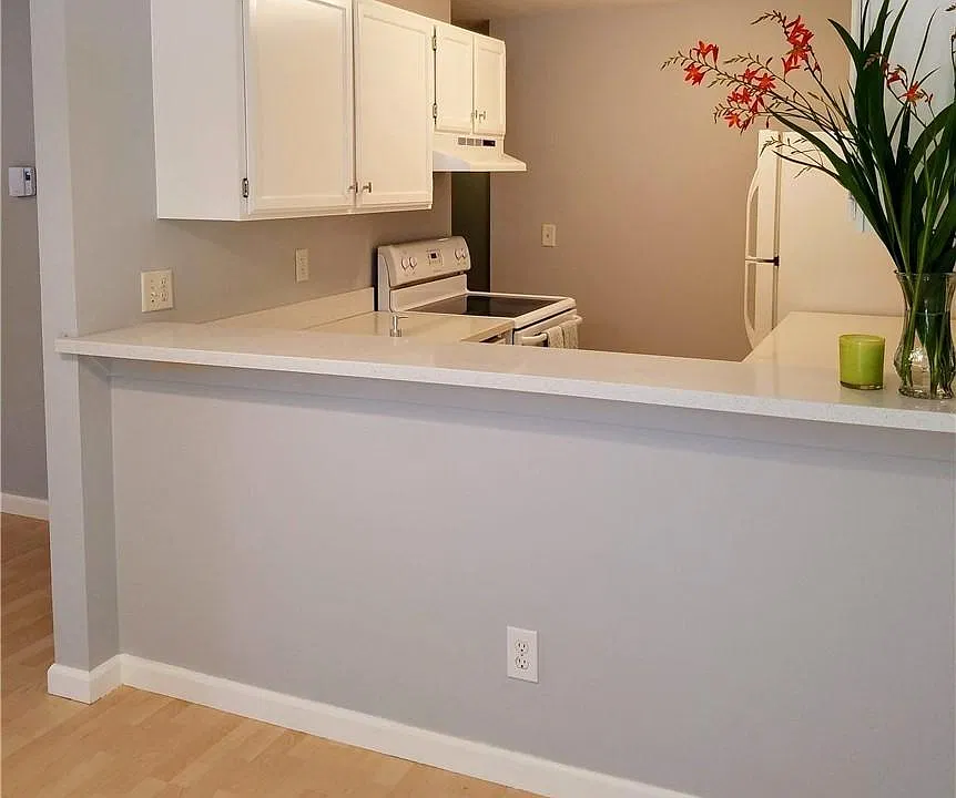 Kitchen breakfast bar perfect size for 2 or 4 bar stools