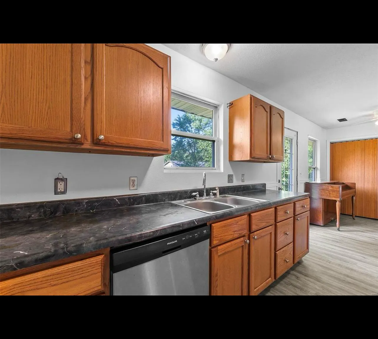 45 Green Acres St — Photo 4