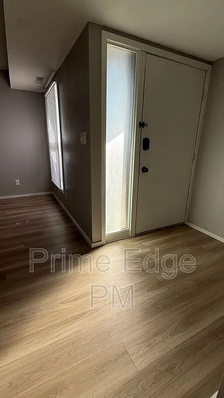 2 bed, 1.5 bath, 983 sqft, $1,290 — Photo 3