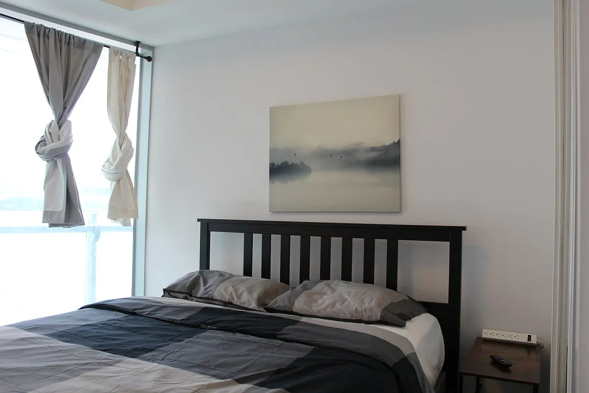 Deluxe Room - York Street & Bremner Boulevard — Photo 2