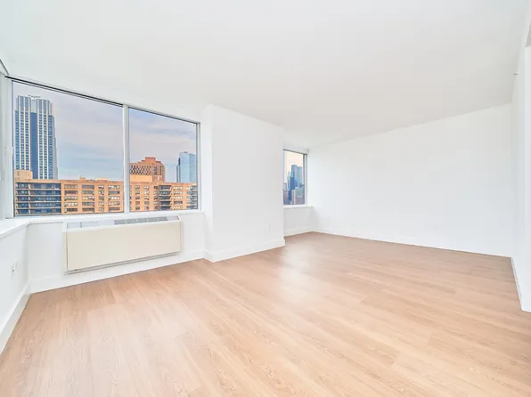 160 Riverside Boulevard image 13 of 18