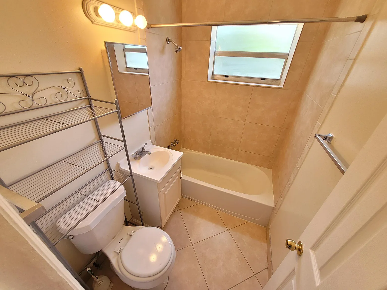 3 bed, 1050 sqft, $2,700 — Photo 4