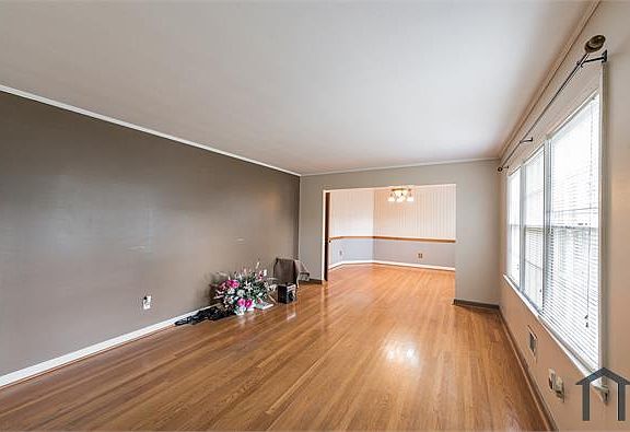 3rd image of 1078 N Pine Knoll Dr