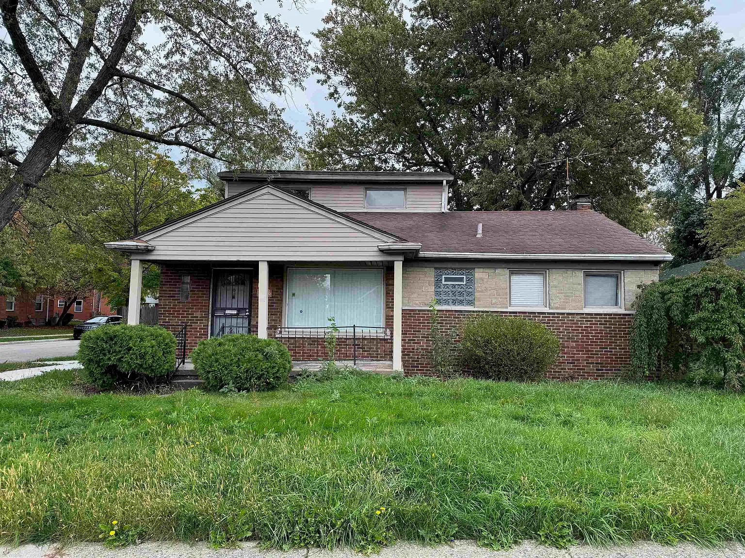 3 bed, 2.0 bath, 2304 sqft, $1,900 — Photo 1