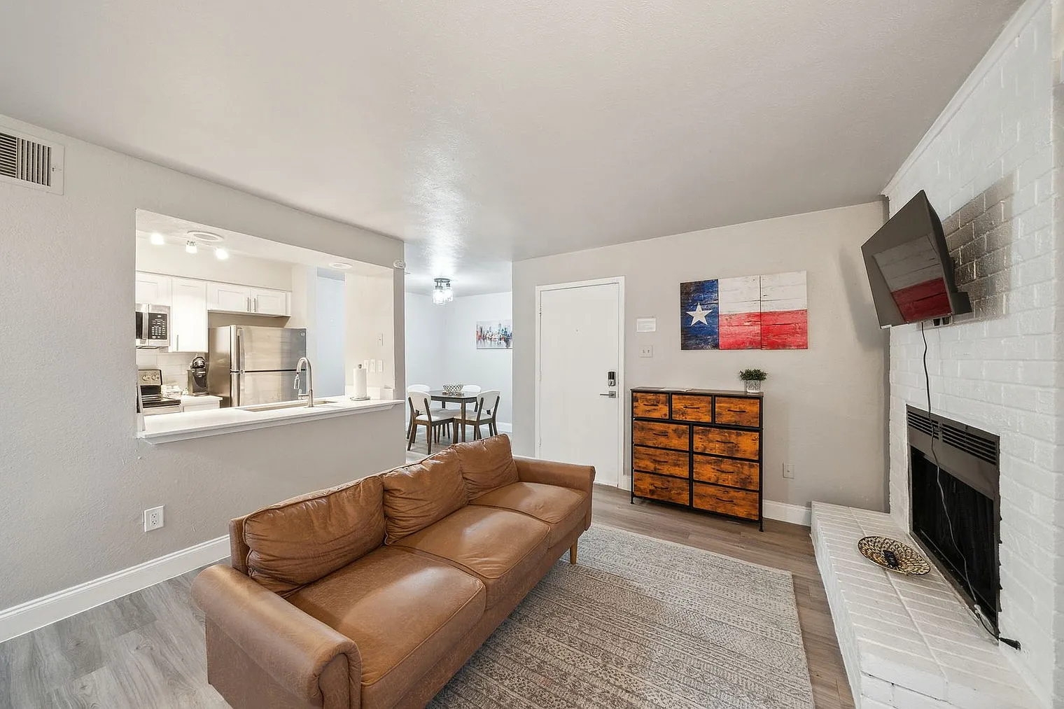 1 bed, 1.0 bath, 688 sqft, $3,000 — Photo 4