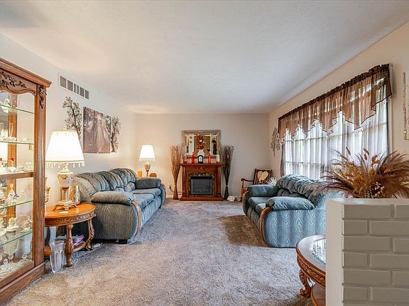 5th image of 122 Camelot Dr