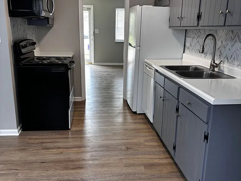 3137-3139 Silver Rock Ave #3137 — Photo 5