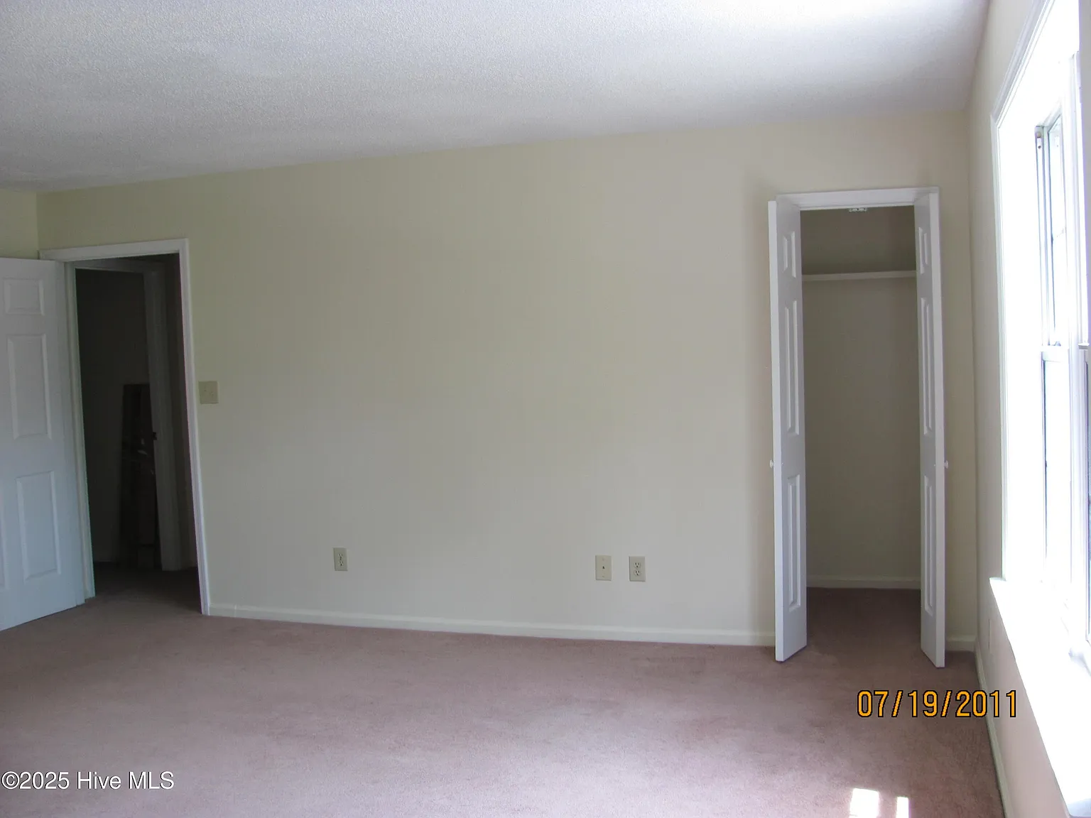 2 bed, 1.0 bath, $1,100 — Photo 2