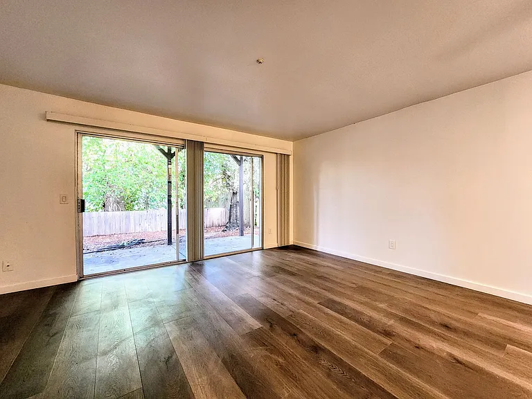 2437 Bethards Dr — Photo 10
