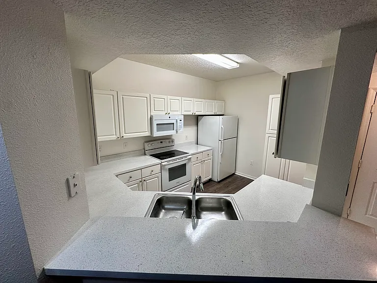 5554 Metrowest Blvd #201 — Photo 6