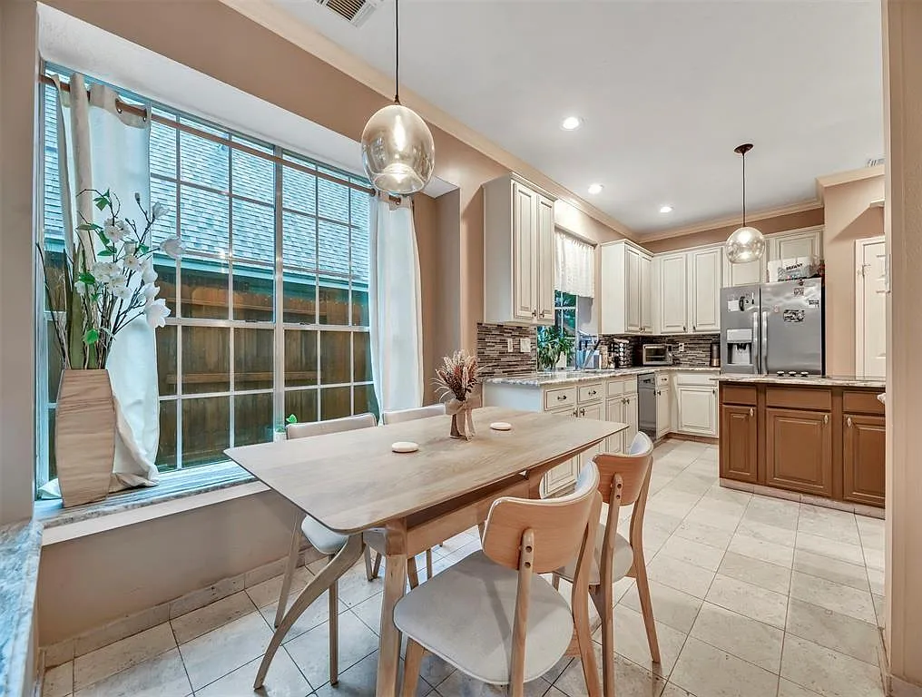 4 bed, 2.5 bath, 2517 sqft, $2,400 — Photo 3
