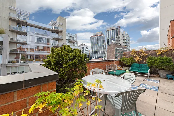 Rented by SERHANT. | media 5