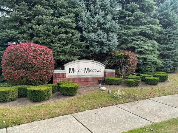 27176 Oxbow Lake Dr, Chesterfield, MI 48051