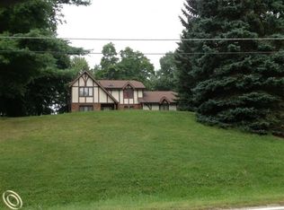 3075 N Tipsico Lake Rd, Hartland, MI 48353