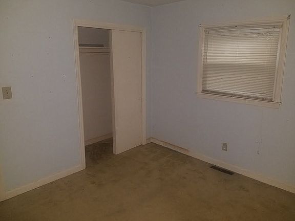 5th image of 111 Forest Cir