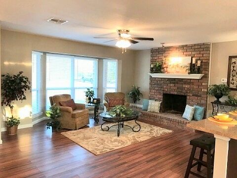 3rd image of 1700 Meadowpark Ct