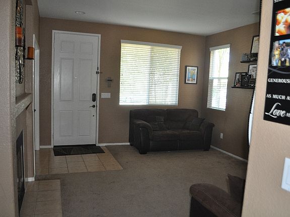 Livingroom w/fireplace