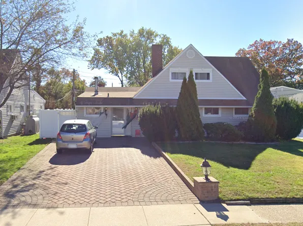 11 Admiral Ln #1, Hicksville, NY 11801