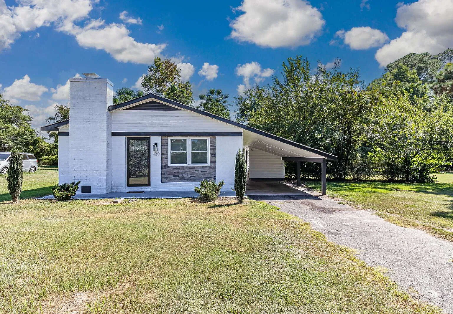 3 bed, 1.0 bath, 1113 sqft, $1,550 — Photo 2