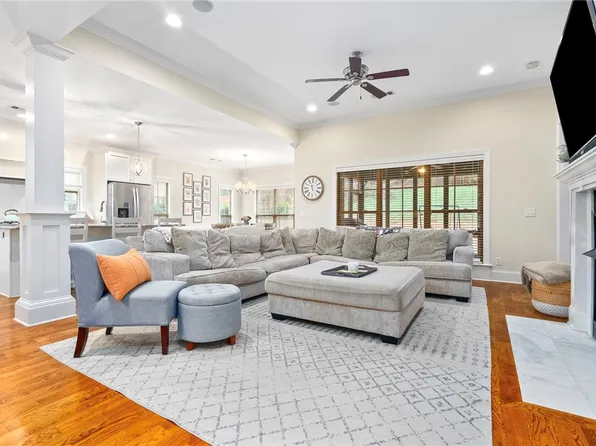 2217 N Donahue Dr, Auburn, AL 36830
